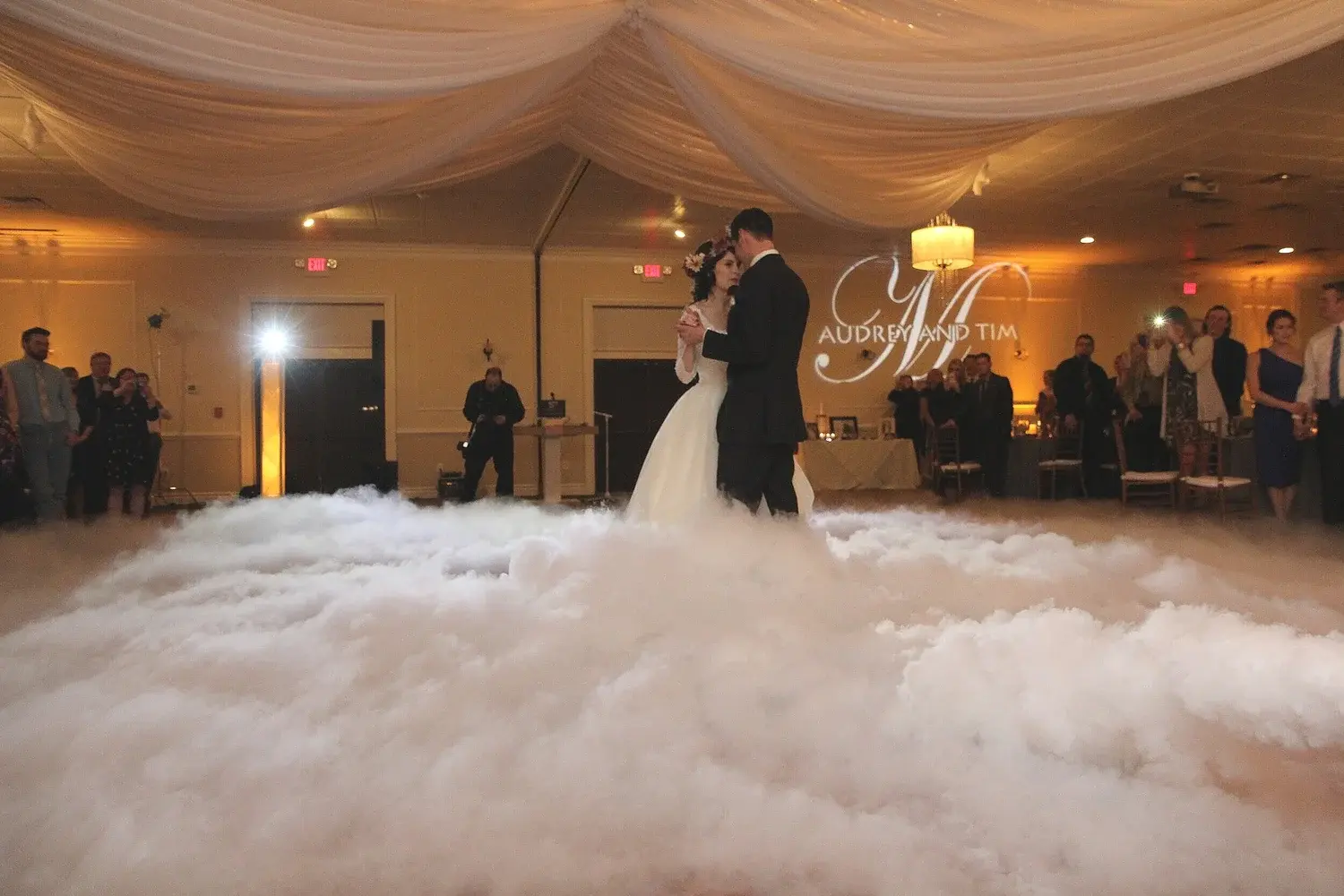 Soundfactor uplighting and effects in a reception space